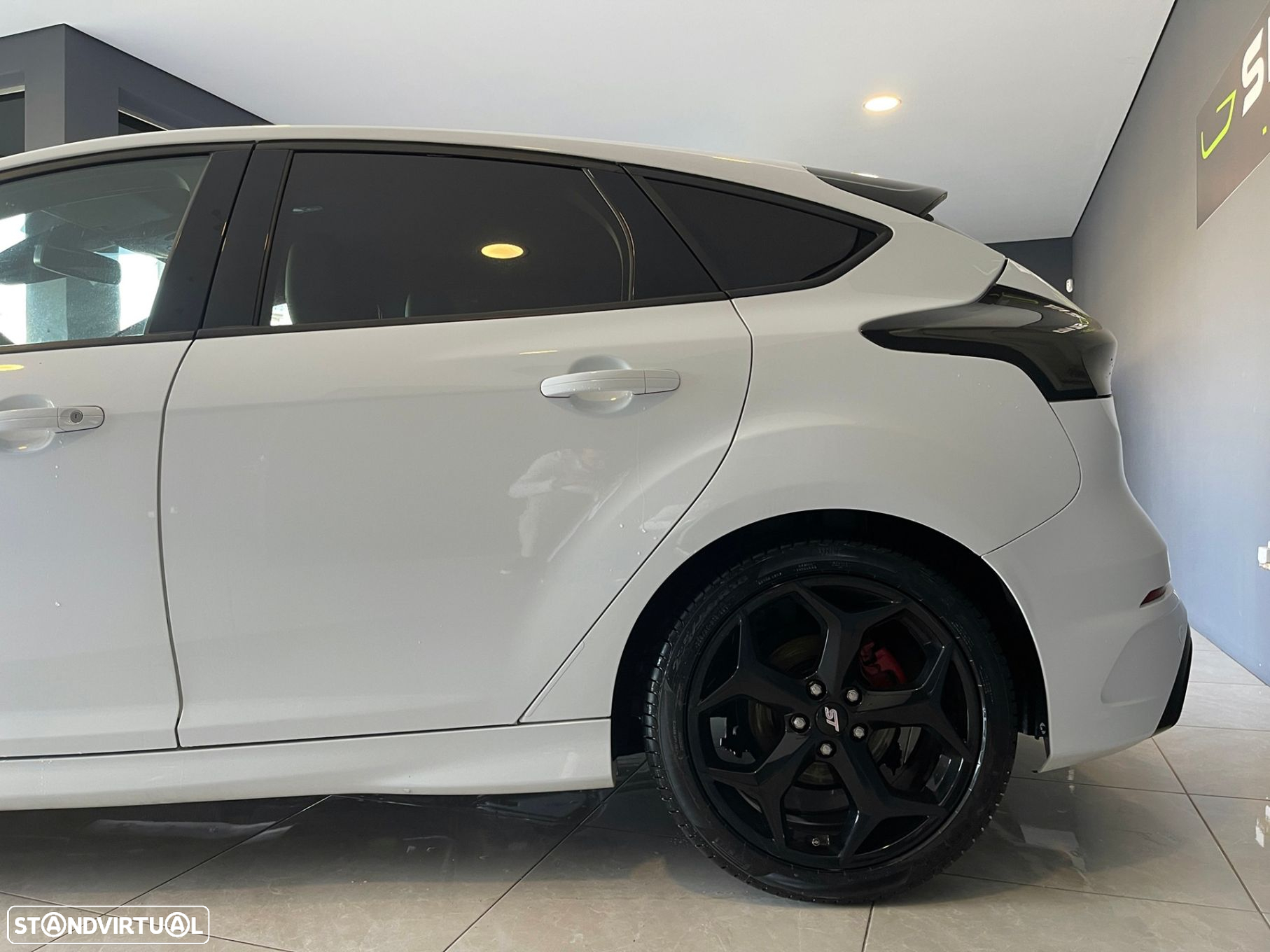 Ford Focus 2.0i ST-2 - 12