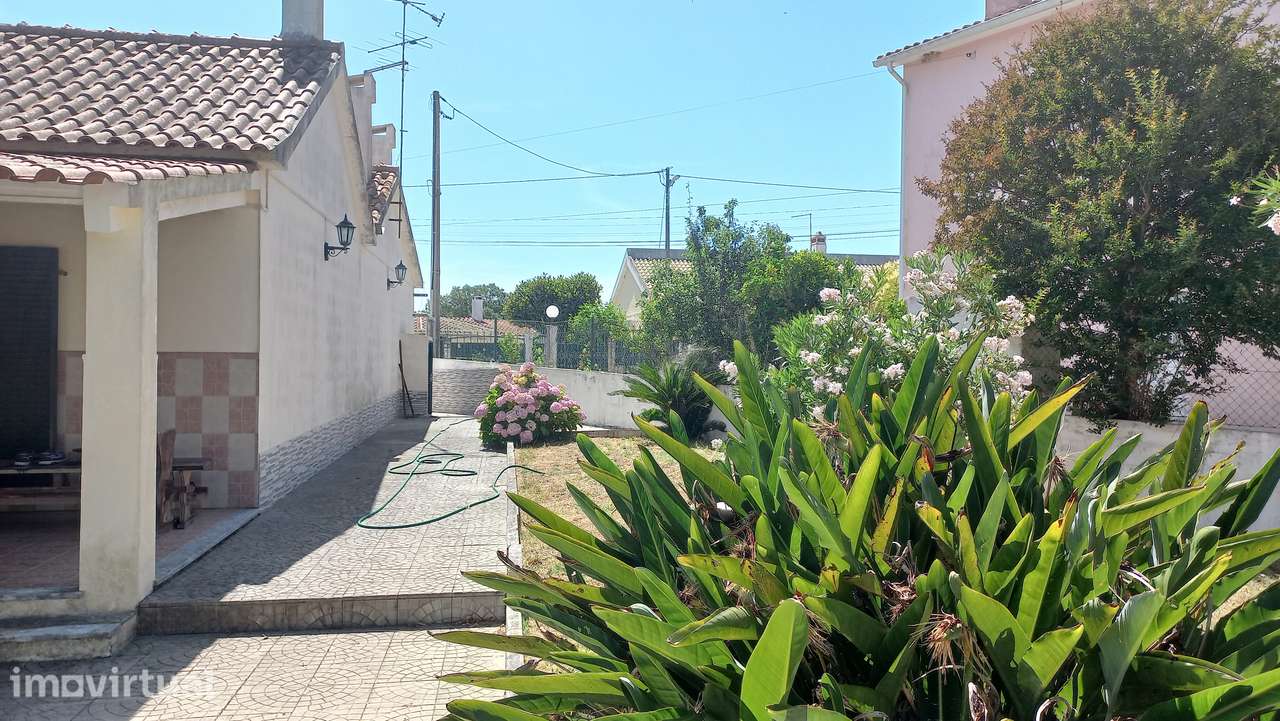 Moradia T2 com Terreno, Garagem/Armazéns e Poço em Rio Maior - Grande imagem: 3/27