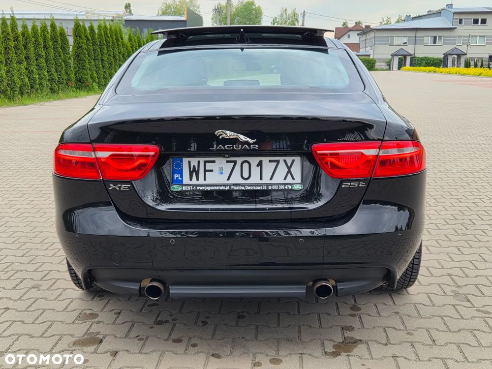Jaguar XE 2.0 T Prestige - 32