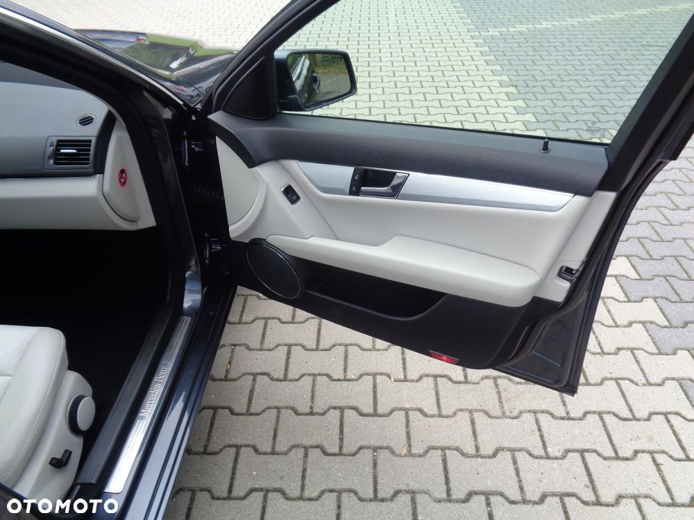 Mercedes-Benz Klasa C 180 CGI BlueEff Avantgarde - 28
