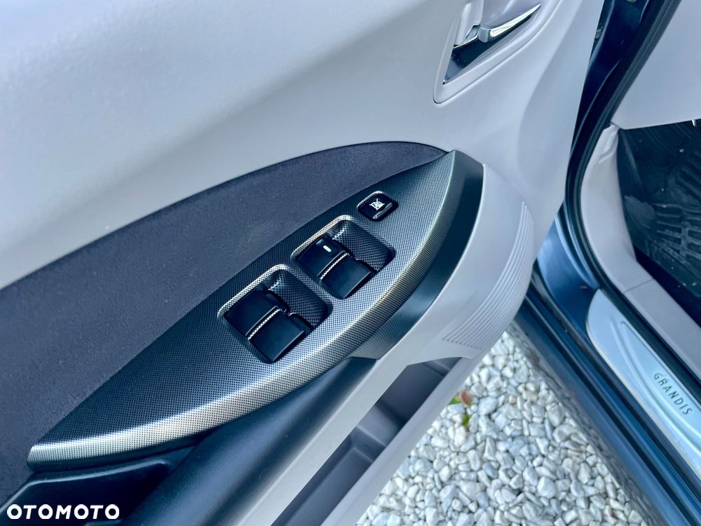 Mitsubishi Grandis 2.4 Inform - 27