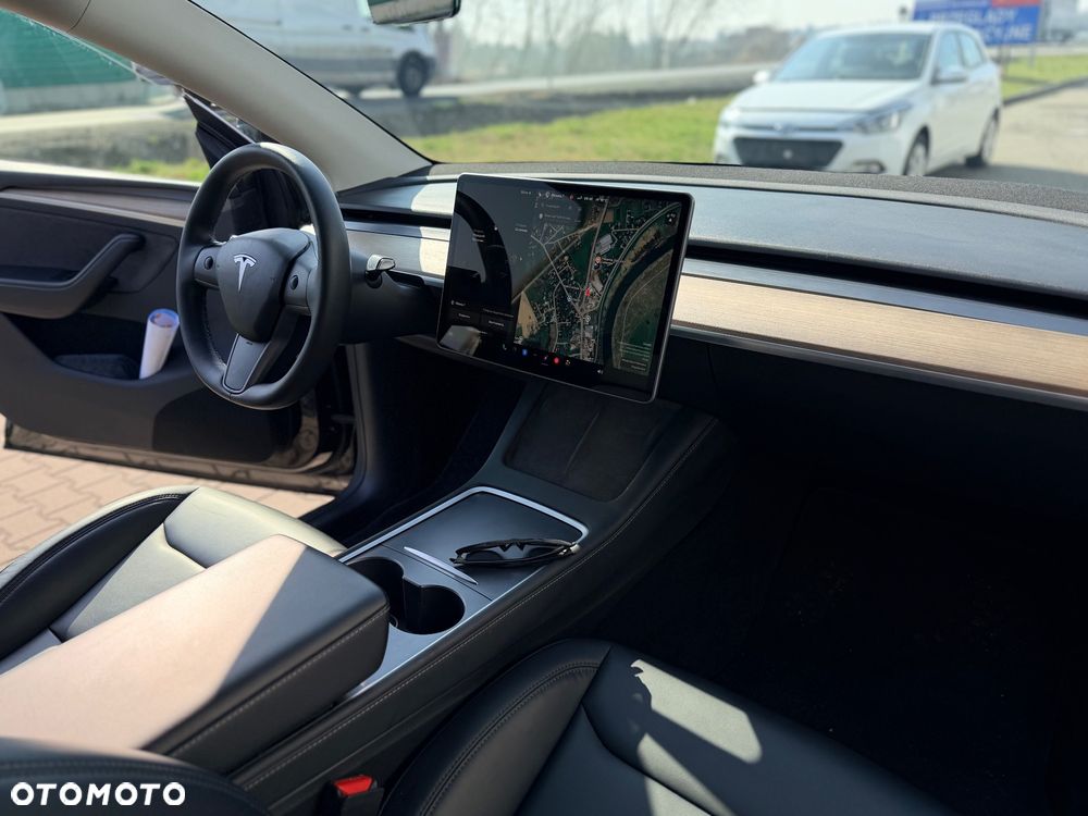 Tesla Model Y Long Range AWD - 19