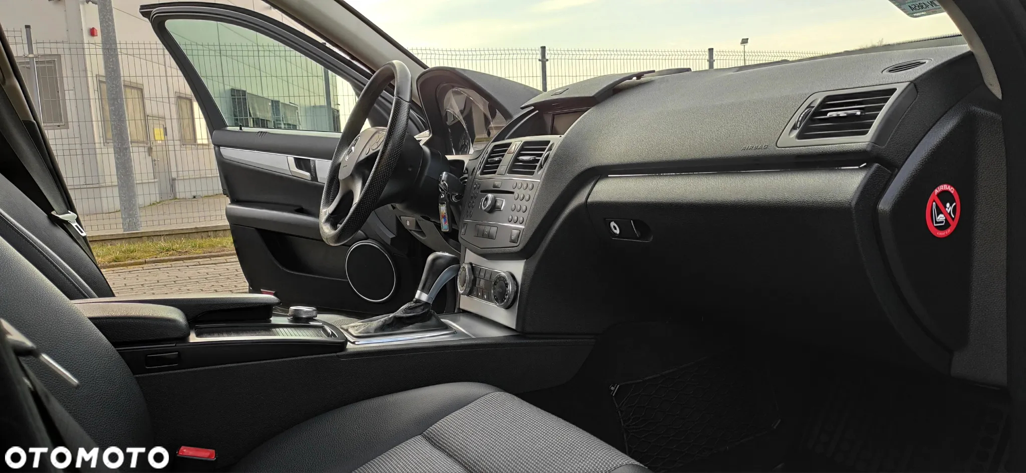 Mercedes-Benz Klasa C 180 T CGI Automatik BlueEFFICIENCY Avantgarde - 25