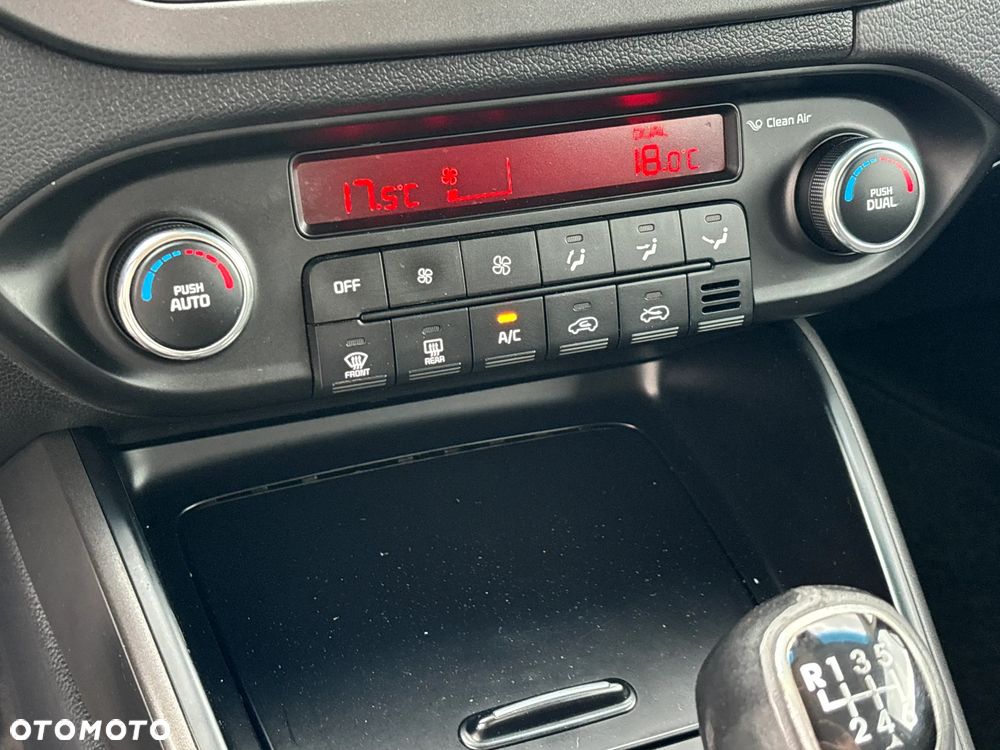 Kia Carens 1.6 GDI Attract - 28