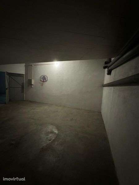 Garagem  com contador eléctrico à parte, fechada com 51 M2 ,Castelo Br - Grande imagem: 2/5