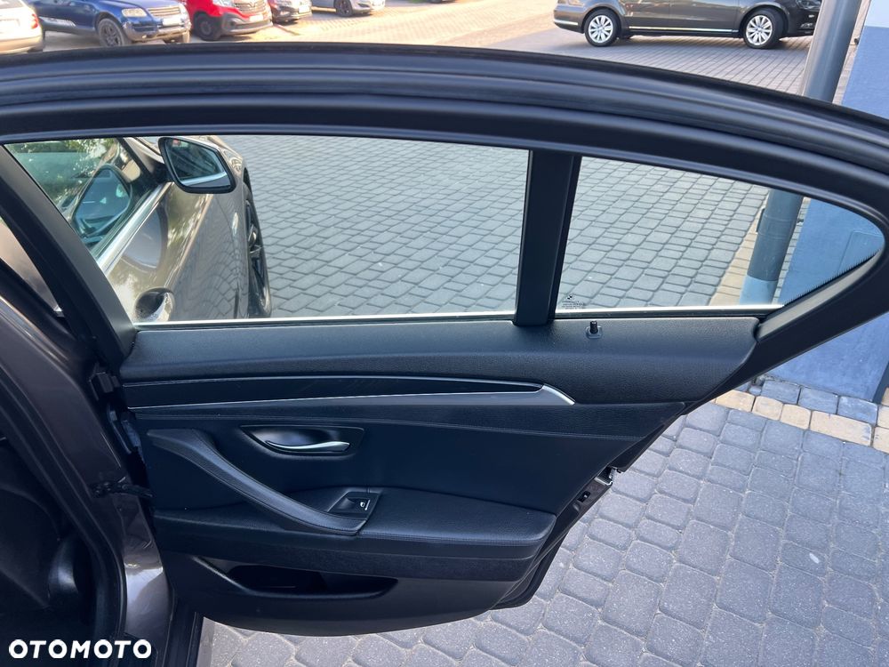 BMW Seria 5 525d - 23