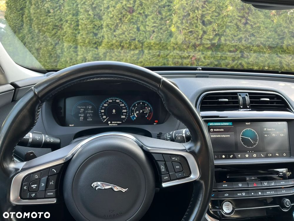 Jaguar XE 2.0 T Portfolio - 23