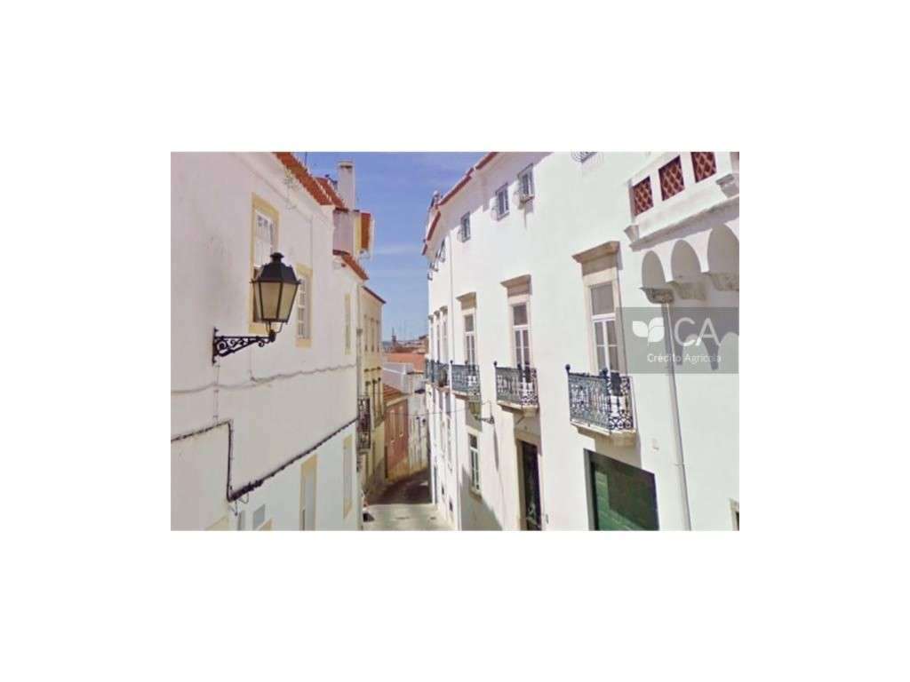 Prédio de habitação e comércio, com duas frentes, situado no centro... - Grande imagem: 2/2