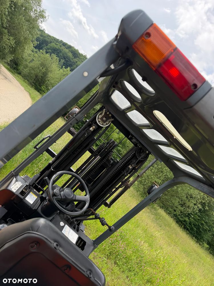 Toyota 7FDF25 Wózek Widłowy 2,5tony. Niski Przebieg 4800 mtg. Wolny skok. Triplex. Oryginał z Norwegii z Gospodarstwa ziemniaczanego woził lekkie ładunki.. Zero luzów i wycieków. Maszyna po wszystkich dużych serwisach w DEKRA. ZERO wkładu własnego. Maszt Triplex. Dodatkowa 3 linia Hydrauliczna. Diesel! Hamulce brzytwa! Koła pełne. REWERS JAZDA. Opony bardzo ładne. Oświetlenie fabryczne. Potężna moc. Wysoka precyzja pracy oraz jazdy! - 25