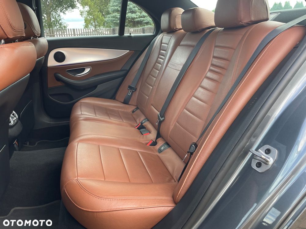 Mercedes-Benz Klasa E 200 4Matic 9G-TRONIC - 38