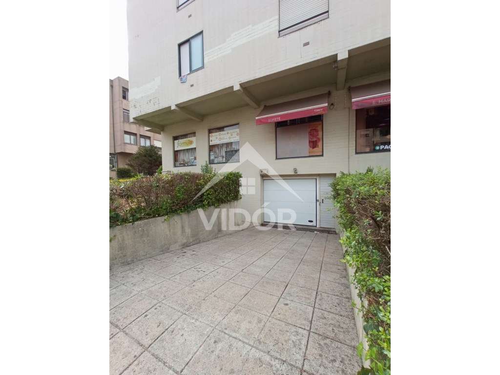 Garagem na Rua Bernardim Ribeiro Nº 156 - Circunvalação - Grande imagem: 2/3