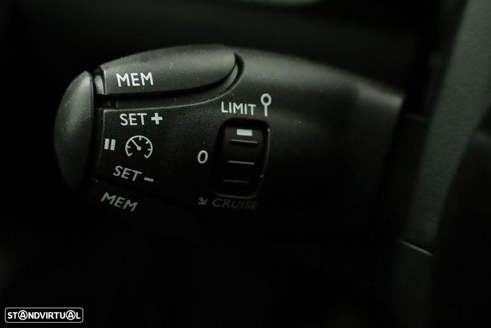 Peugeot 2008 1.2 PureTech Allure - 17