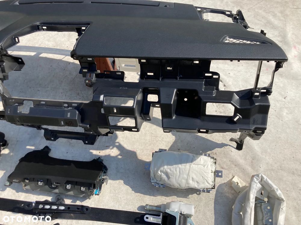 TOYOTA COROLLA CROSS DESKA KONSOLA KOKPIT PULPIT PÓŁKA PARAPET AIRBAG PODUSZKI KURTYNA KURTYNY FOTELA FOTELOWE PASY PAS - 8