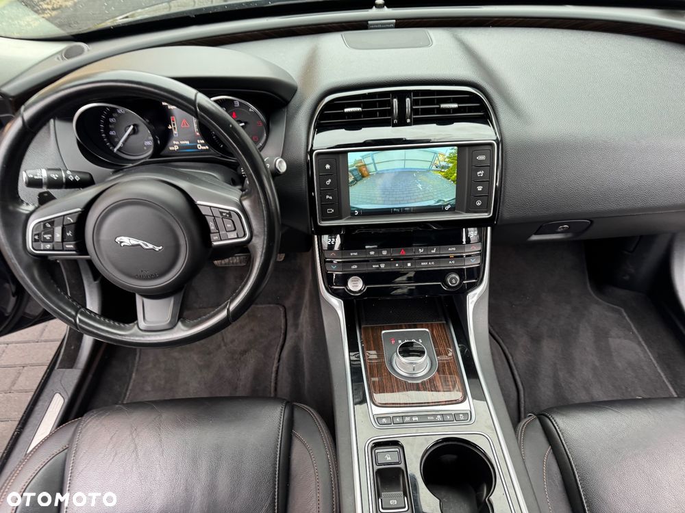 Jaguar XE 2.0 D Prestige - 32