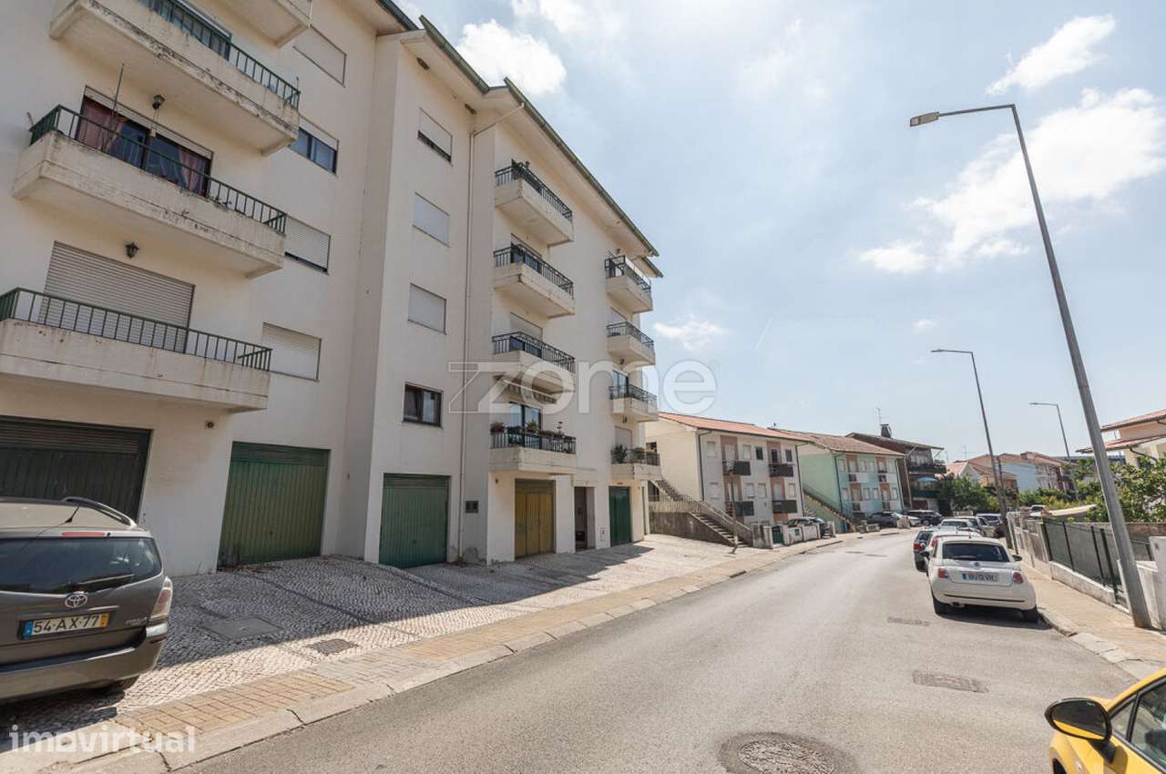 T3 DUPLEX COM 220 M² | GARAGEM PARA 2 CARROS | LOGRADOURO | PEDRULH... - Grande imagem: 3/43