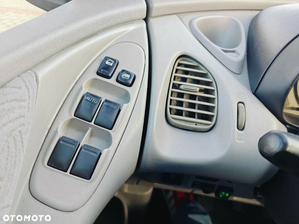 Nissan Almera Tino 1.8 Comfort High - 22