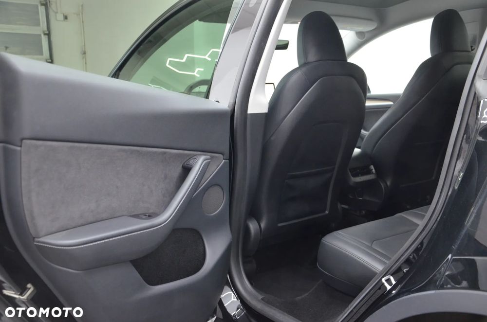 Tesla Model Y Long Range AWD - 12