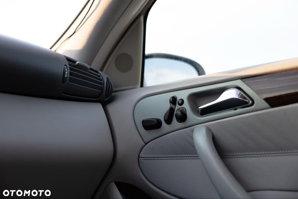 Mercedes-Benz Klasa C 320 4Matic Classic - 11