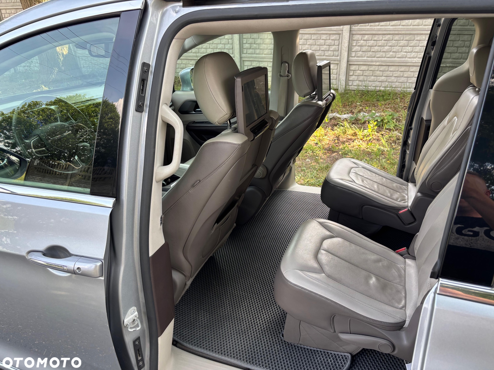 Chrysler Pacifica - 11