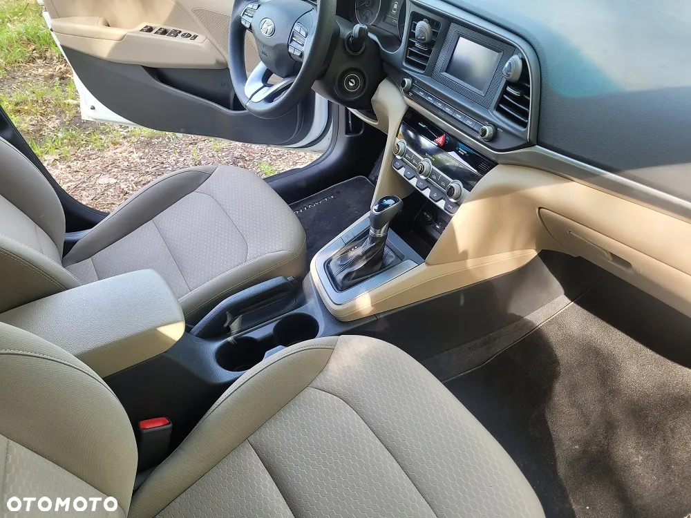 Hyundai Elantra - 10