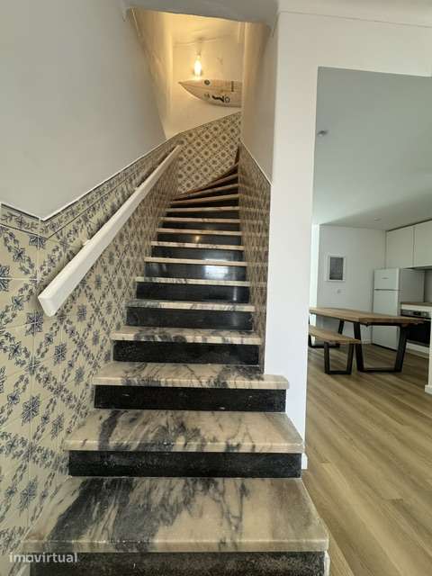 Prédio com 3 pisos reconstruído  pátio varanda e terraço na Ericeira - Grande imagem: 2/10