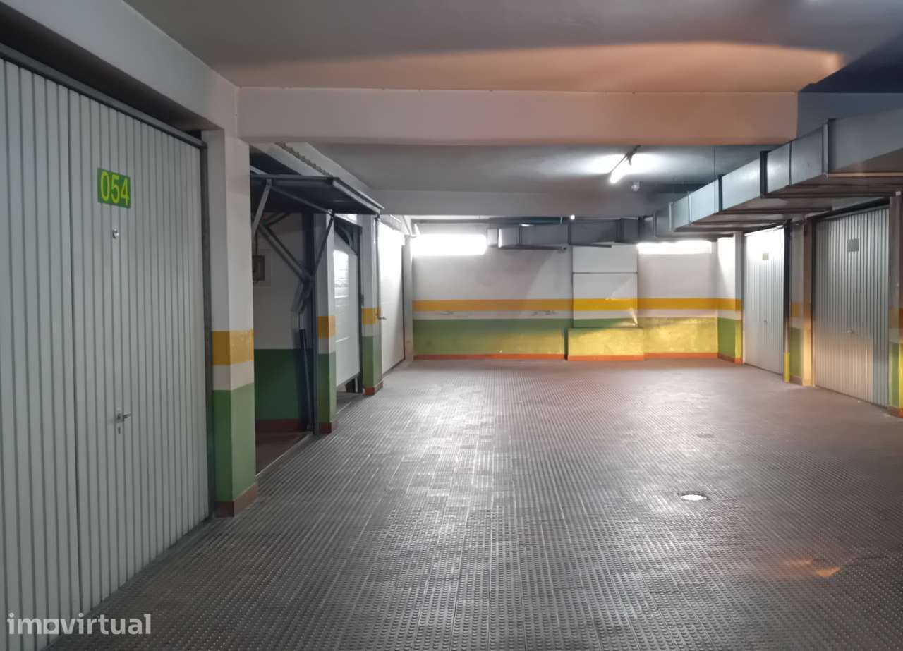 Garagem para arrendar no centro de Almada - 30m² iluminada - Grande imagem: 2/6