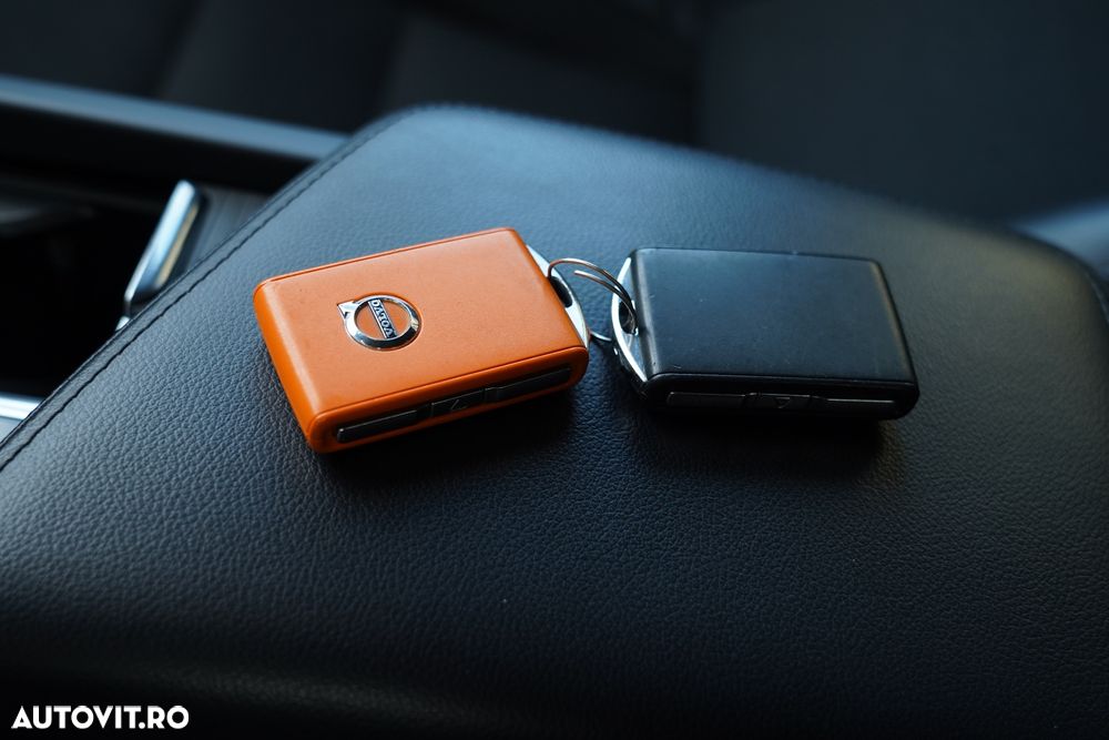 Volvo XC 60 B4 MHEV AT8 AWD Momentum Pro - 14