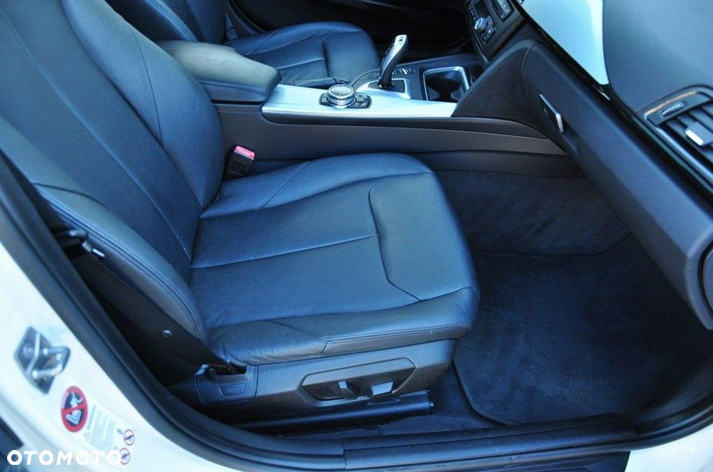 BMW Seria 3 330d xDrive Blue Performance Luxury Line - 29