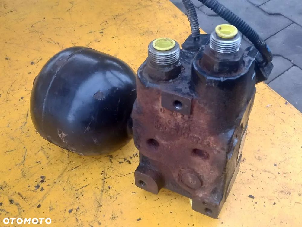 Zawór amortyzacji przedniej osi Case MXM155 - 5