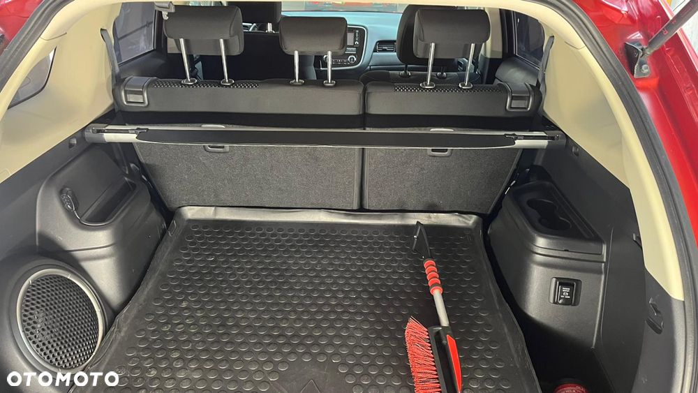Mitsubishi Outlander 2.0 Invite + 2WD - 24
