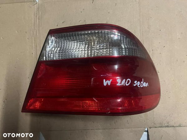 LAMPA TYŁ TYLNA PRAWA SEDAN MERCEDES W210 0088