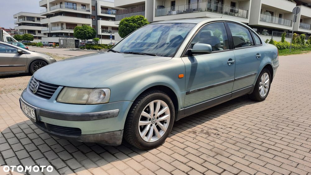 Volkswagen Passat - 1