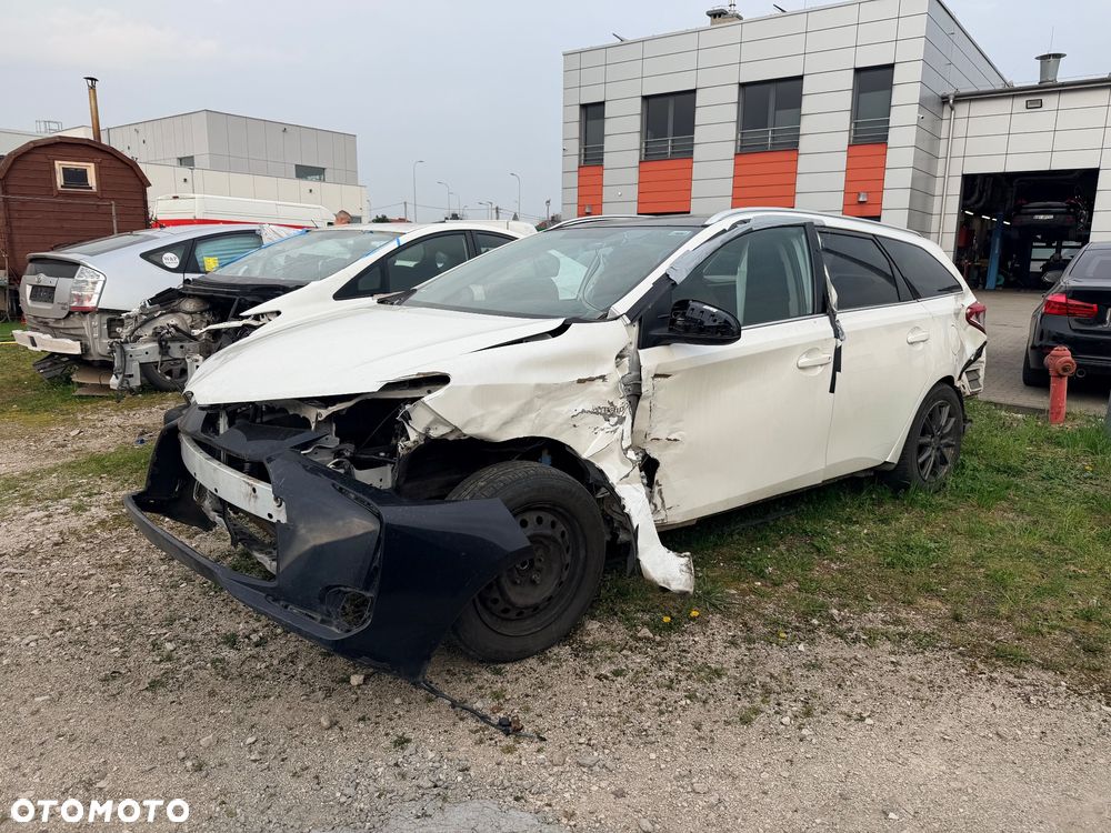 Toyota Auris Kombi 2014 . Mały przebieg - 6