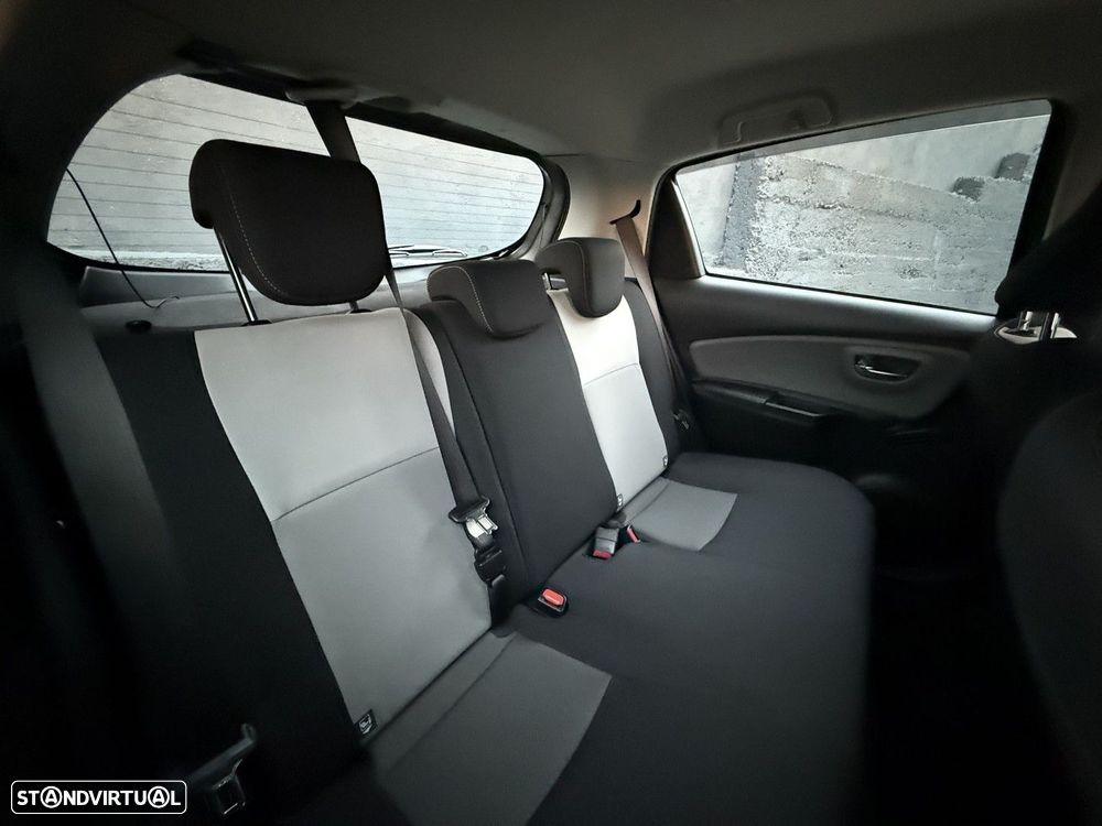 Toyota Yaris 1.5 HSD Comfort +P.Style+P.Techno - 6