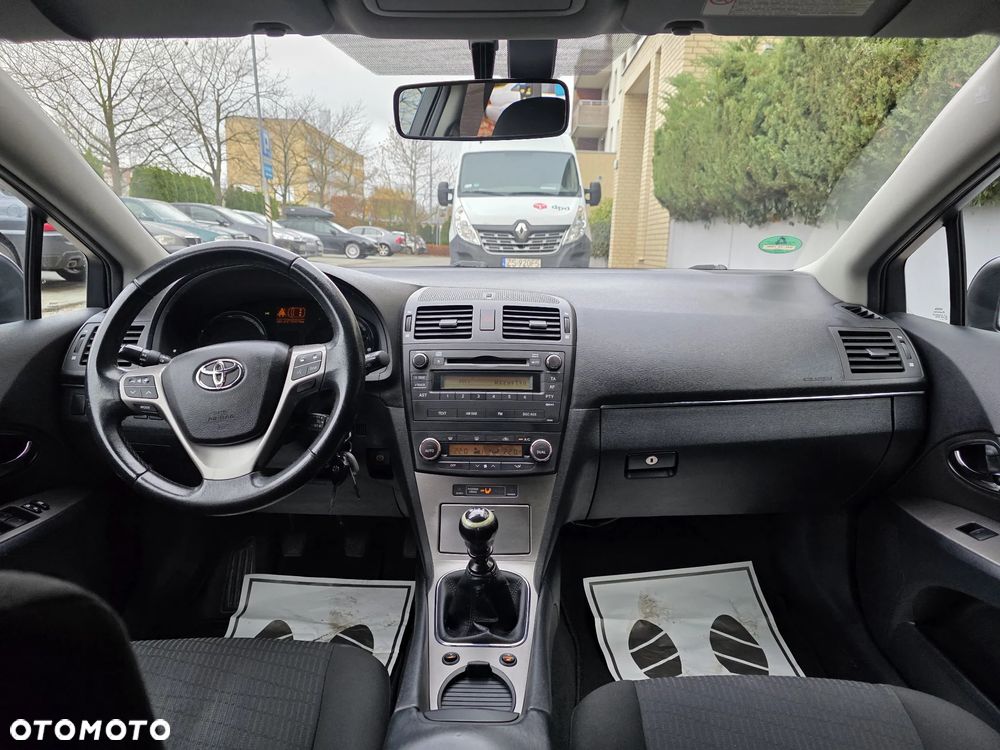 Toyota Avensis Combi 1.8 Executive - 11