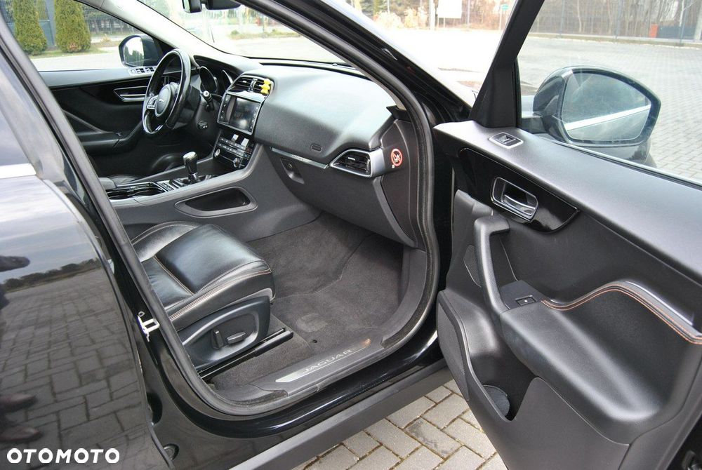 Jaguar F-Pace 20d Prestige - 12