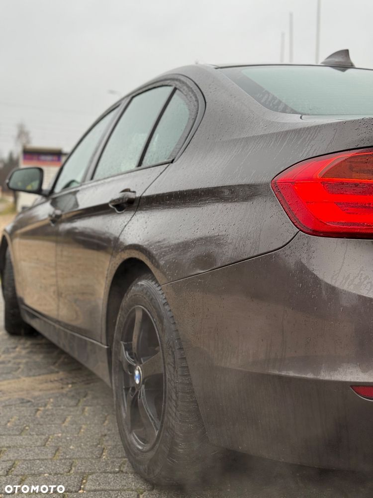 BMW Seria 3 320i xDrive - 11