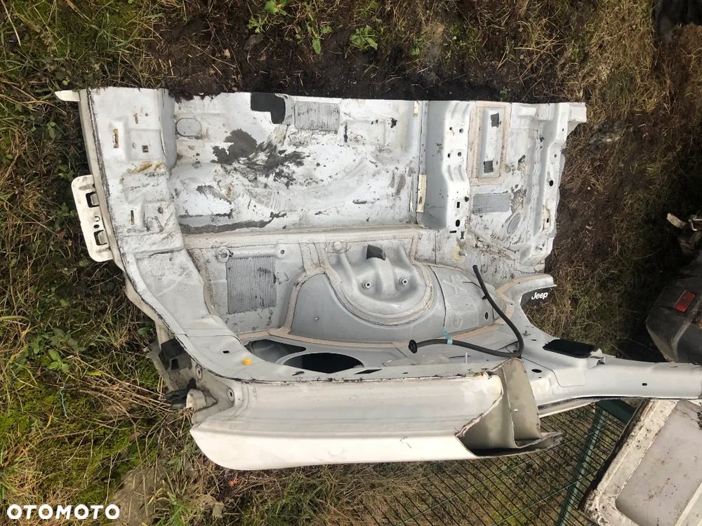 BŁOTNIK PRAWY TYŁ GRAND CHEROKEE WK2 - 2