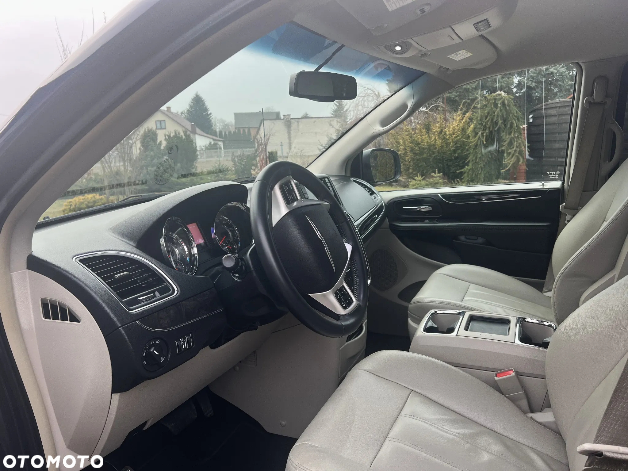 Chrysler Town & Country - 10