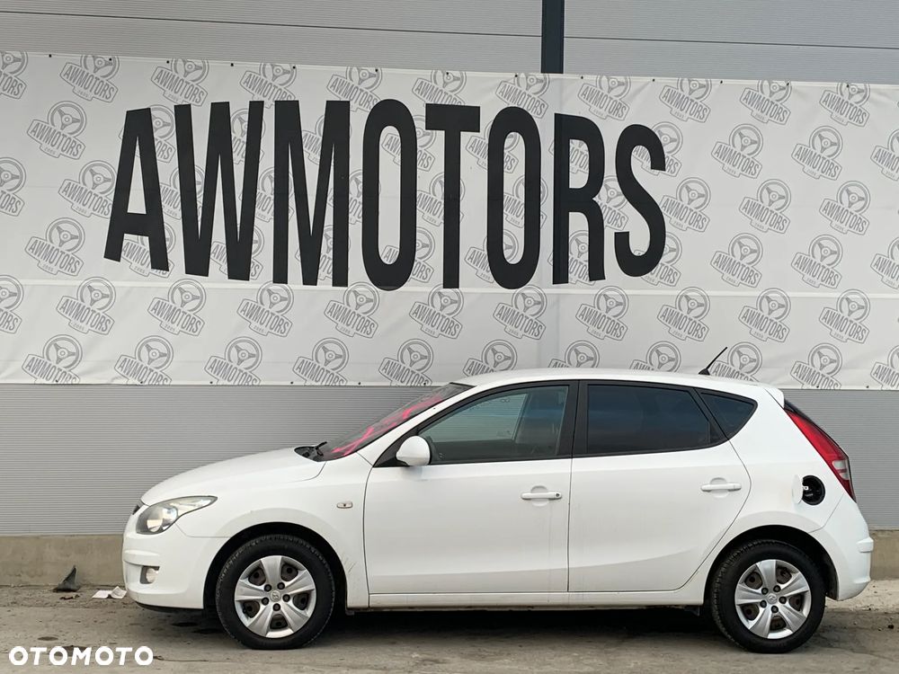 HYUNDAI I30 2009 *SAMOCHÓD NA CZĘŚCI* 3540 MASKA, LAMPA, DRZWI, LUSTERKO, ZDERZAK, GRILL, BŁOTNIK, KLAPA, BELKA, DESKA, FOTELE, KANAPA, ĆWIARTKA KIEROWNICA, TARCZE, ZACISKI, ZAWIESZENIE, KOMPLETNY PRZÓD, KOMPLETNY TYŁ, LICZNIK, ZEGARY, PRAWE LEWE PRZÓD TYŁ - 1