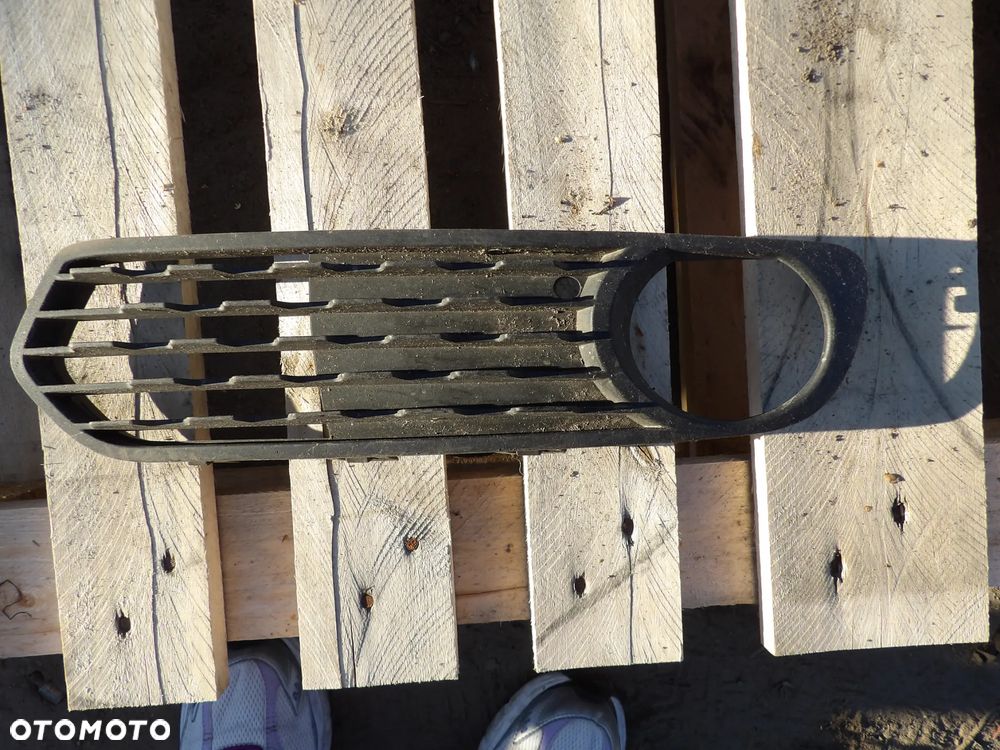 BMW - F20 , F21 - LEWY PRZÓD - KRATKA ZDERZAKA - RAMKA HALOGENU - 7272557 - 1