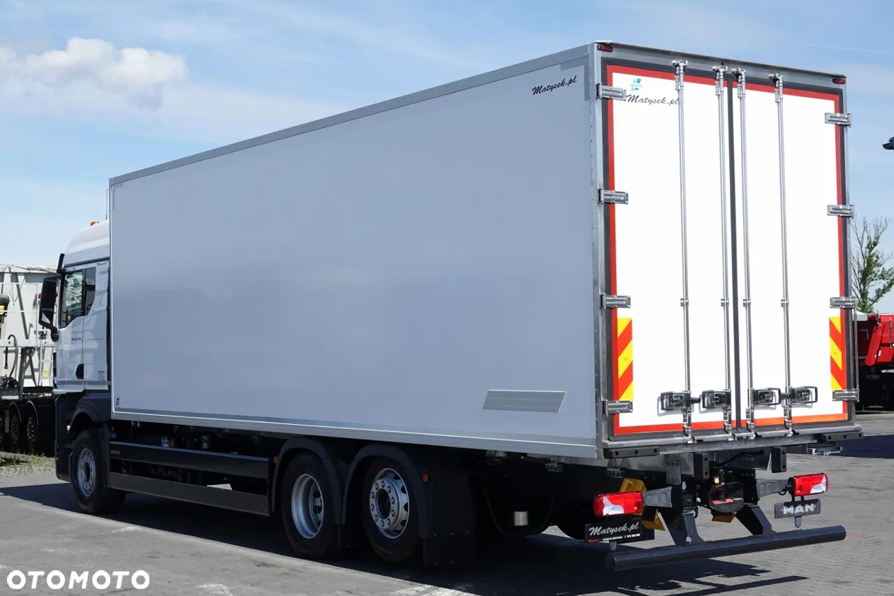 MAN TGX 26.520 / 6x2 / CHŁODNIA -8,6 M / AGREGAT THERMO KING T-1000R / 2025 R / OŚ PODNOSZONA / FABRYCZNIE NOWY - 3