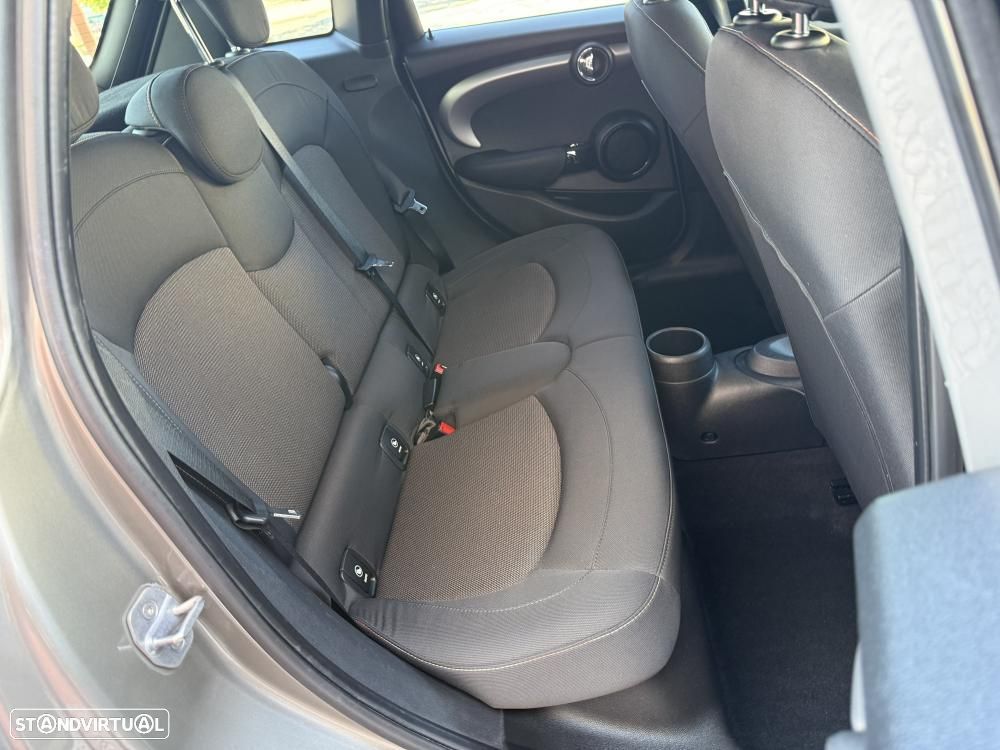 MINI 5 Portas Cooper D Auto - 19