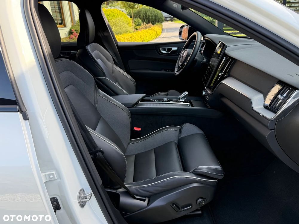 Volvo XC 60 B5 B AWD Plus Dark - 9