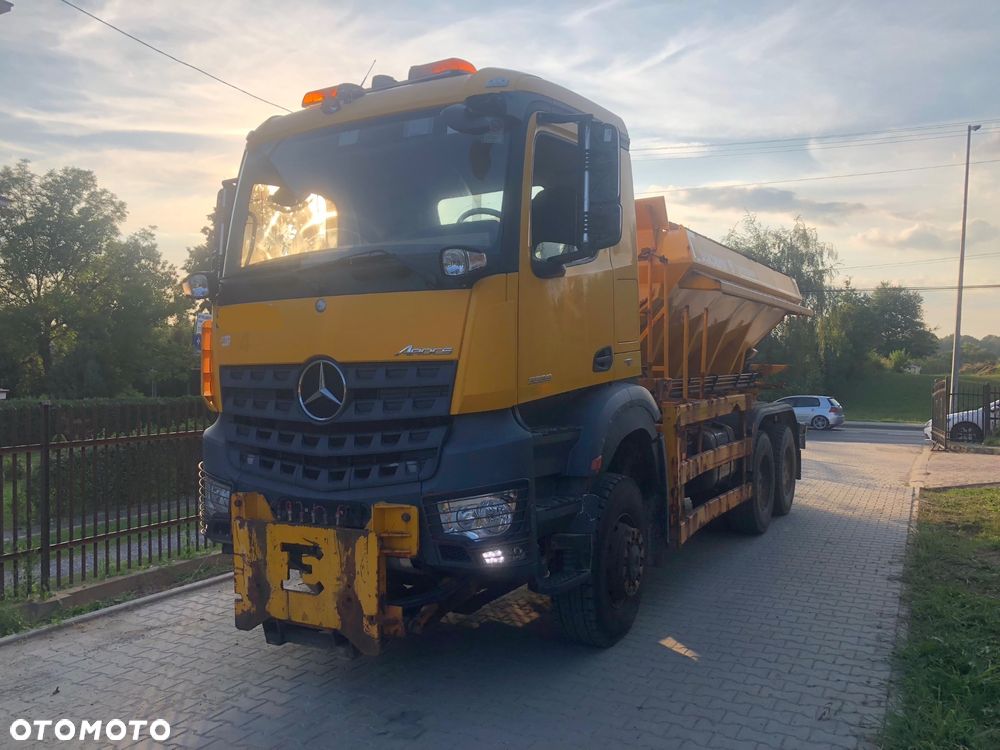 Mercedes-Benz Arocs 3333 6x6 piaskarka solarka econ pług schmidt - 18