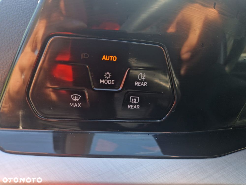 Volkswagen Golf 1.0 eTSI OPF DSG Active - 22