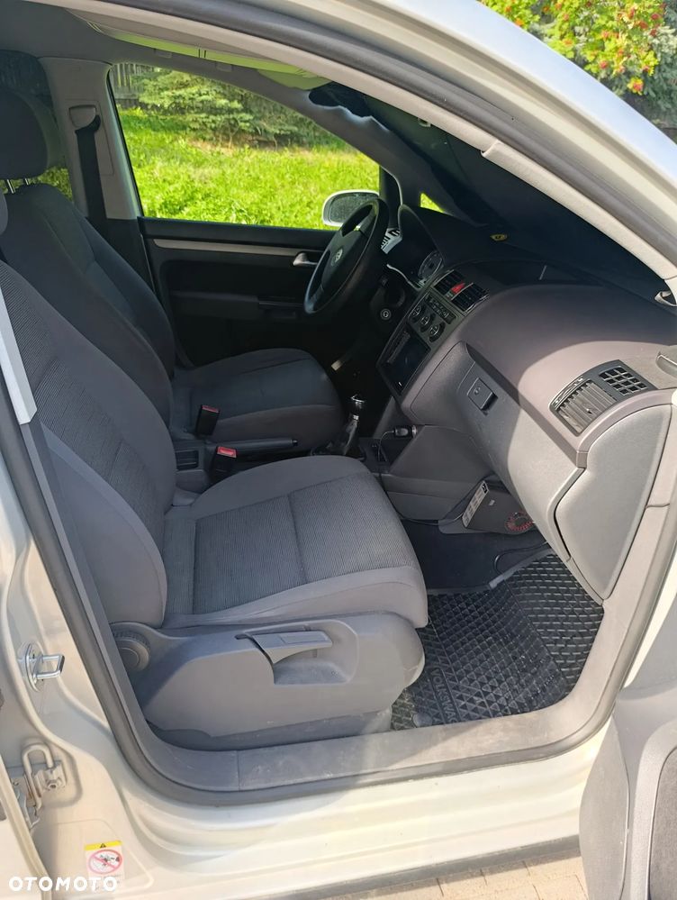 Volkswagen Touran - 10