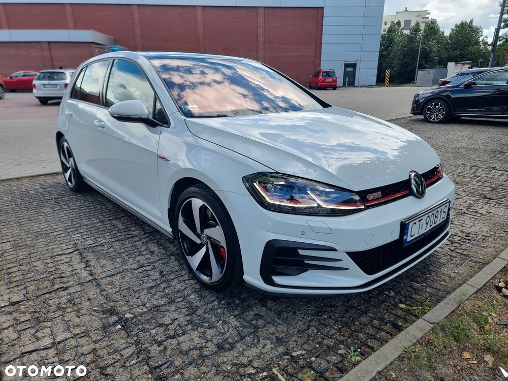 Volkswagen Golf - 1