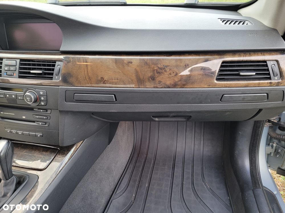 BMW Seria 3 325i Coupe - 9