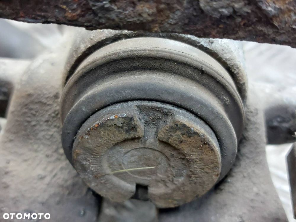 ZACISK HAMULCOWY LEWY TYŁ + PRAWY TYŁ VOLKSWAGEN JETTA V - 4